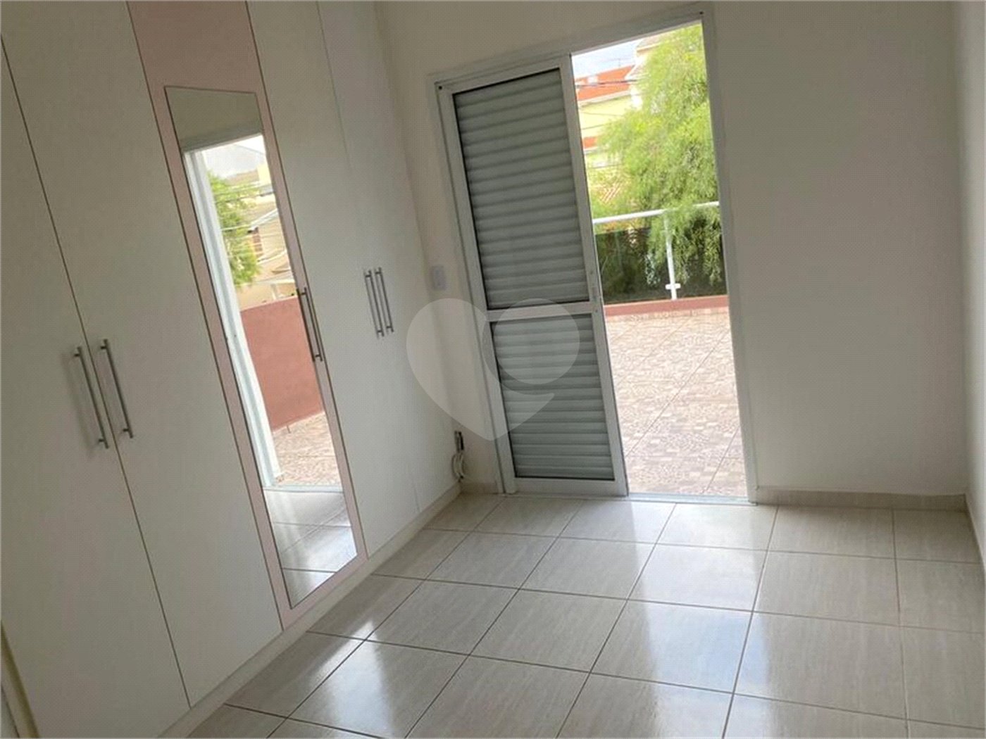 Casa à venda com 3 quartos, sendo 1 suíte, no condomínio Portal das Acacias, Indaiatuba - SP