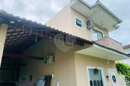 Casa à venda com 4 quartos, sendo 3 suítes, no condomínio Morada da Serra Residencial, Rio de Janeiro - RJ