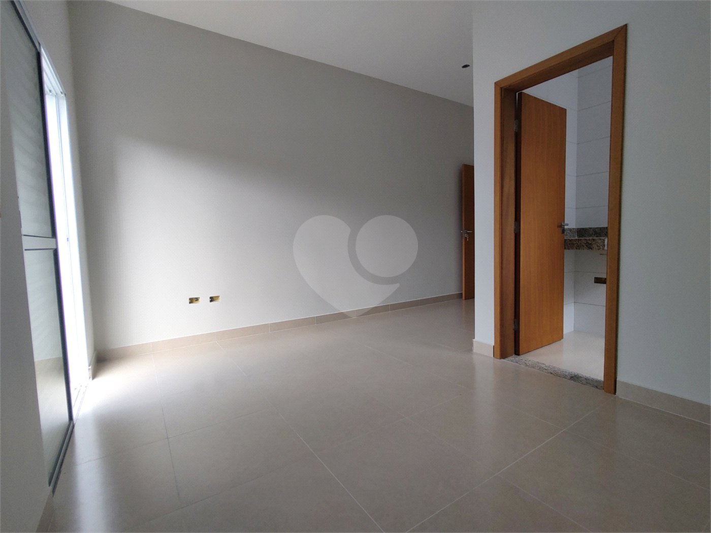 Casa térrea em Atibaia com 3 suítes, sala 2 ambientes, 2 vagas garagem, excelente localização, pronta para morar