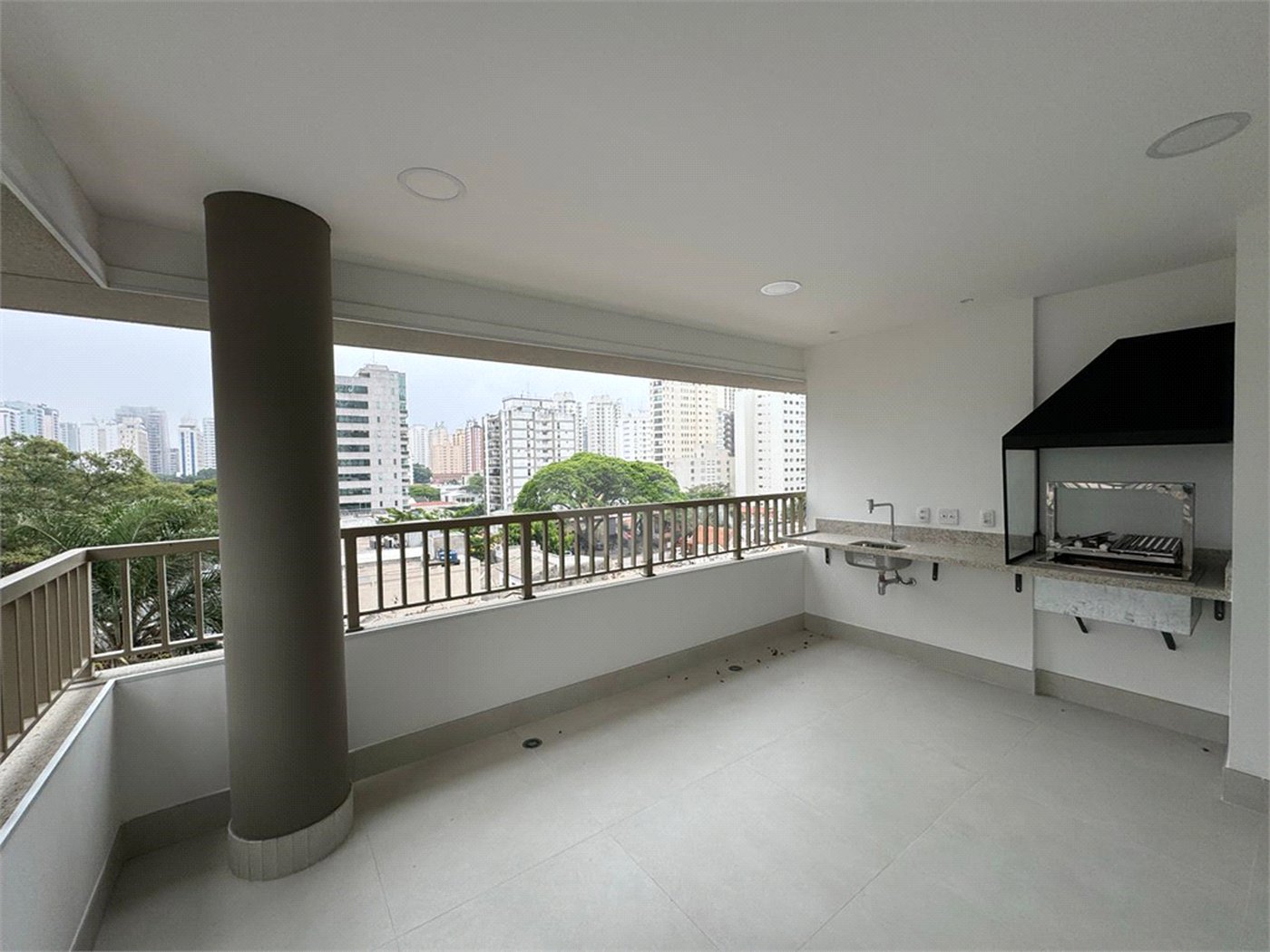Apartamento à venda com 3 suítes em Moema, São Paulo, SP