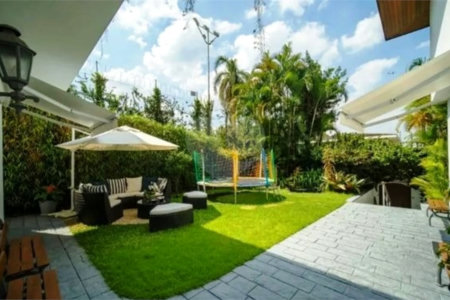 Casa à venda com 5 quartos, sendo 2 suítes,  em Jardim Everest, São Paulo, SP