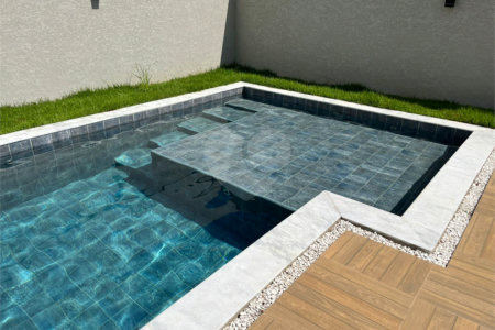 Casa à venda com 4 suítes no condomínio Figueira Garden, Atibaia - SP