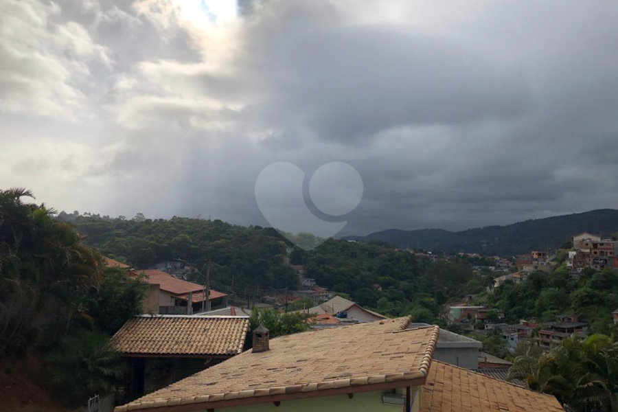 Sobrado à venda com 3 suítes em Barreiro, Mairiporã, SP