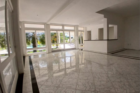 Casa à venda com 4 quartos, sendo 2 suítes, no condomínio Flamboyant, Atibaia - SP