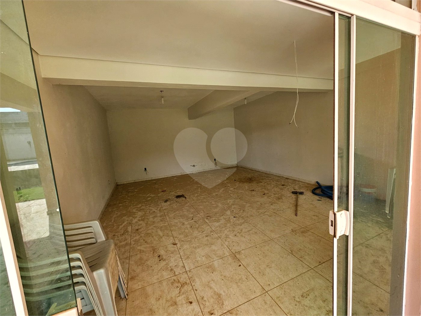 Casa à venda com 4 quartos, sendo 1 suíte,  no condomínio Jardim Shangri-lá, Atibaia - SP