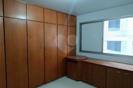 Apartamento à venda com 3 quartos, sendo 1 suíte, em Moema, São Paulo, SP