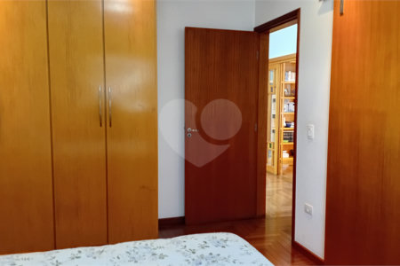 Sobrado à venda com 4 quartos, sendo 2 suítes,  em Vila Gilda, Santo André, SP