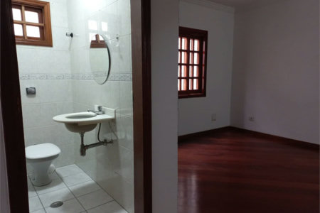 Sobrado à venda com 4 quartos, sendo 3 suítes,  em Cidade São Francisco, São Paulo, SP