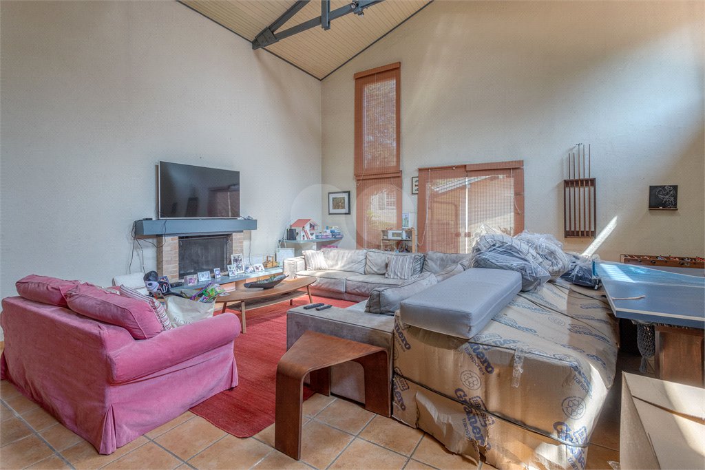 Casa à venda com 6 quartos, sendo 2 suítes, no condomínio Chácara Flora, São Paulo - SP