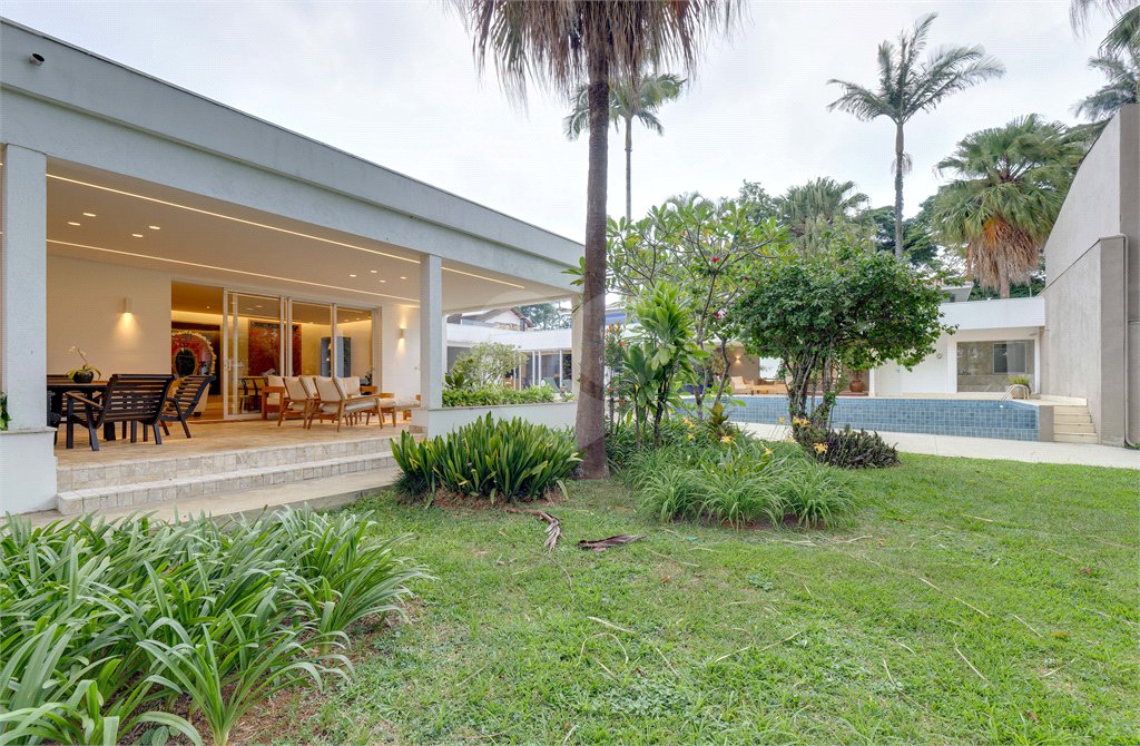 Casa Térrea à venda ou para alugar com 4 suítes em Alto da Boa Vista, São Paulo, SP