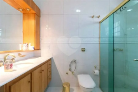 Casa com 3 dormitórios sendo 3 suítes com 03 vagas de garagem.