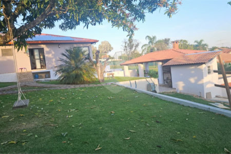 Indaiatuba- condominio Vale das Laranjeiras - Itaici - Terreno 3040,00 ms- construida 220ms - 3 dormitórios, sendo 2 suítes e uma suíte master com closet, além de uma sala ampla com 3 ambientes, Cozinha planejada,, campo de futebol/vôlei, Area de lazer com piscina, espaço gourmet com churrasque