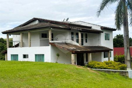 Casa à venda com 4 quartos, sendo 3 suítes, no condomínio Village da Serra, Araçoiaba da Serra - SP