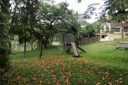 Casa à venda com 3 suítes no condomínio Lagoinha, Jacareí - SP