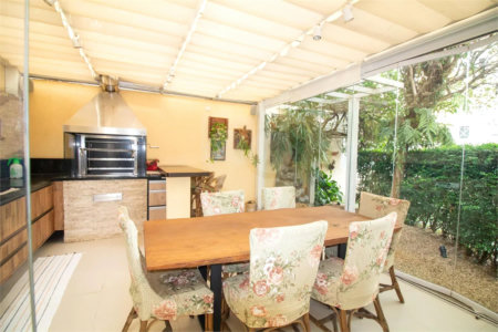 Casa à venda com 4 quartos, sendo 3 suítes, no condomínio Residencial Sans Souci, São Paulo - SP
