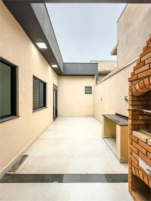 Indaiatuba - Jardim Bom sucesso - Área total: 150m² - Área construída: 115m² - 3 dormitórios sendo 1 suíte com armário planejado;Sala para dois ambientes; Banheiros com box gabinetes e espelhos; Área gourmet com churrasqueira a carvão e móveis planejados; Lavanderia coberta; Ar condicionado na sala