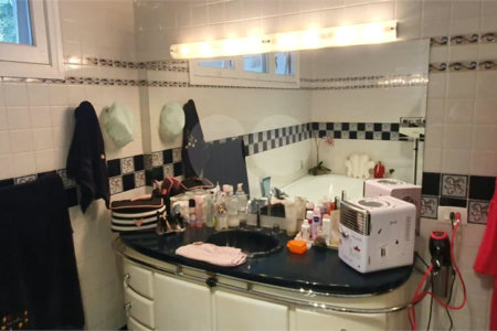 Casa à venda com 5 quartos, sendo 3 suítes, no condomínio Village Sans Souci, Valinhos - SP