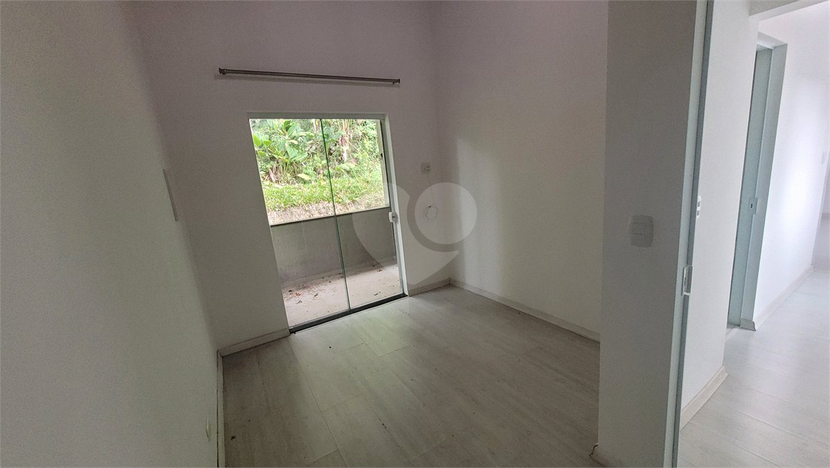 Casa à venda com 4 quartos, sendo 1 suíte, no condomínio Parque Suiça, Caieiras - SP