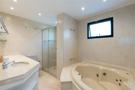 Apartamento à venda com 3 quartos, sendo 1 suíte, em Jardim Morumbi, São Paulo, SP