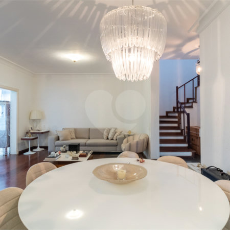 Casa à venda com 4 quartos, sendo 2 suítes,  no condomínio Vila das Flores, São Paulo - SP