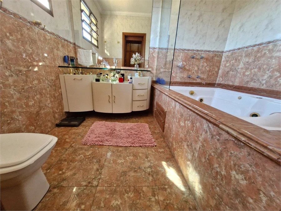 Casa à venda com 4 suítes no condomínio Villa Viana II, Cotia - SP