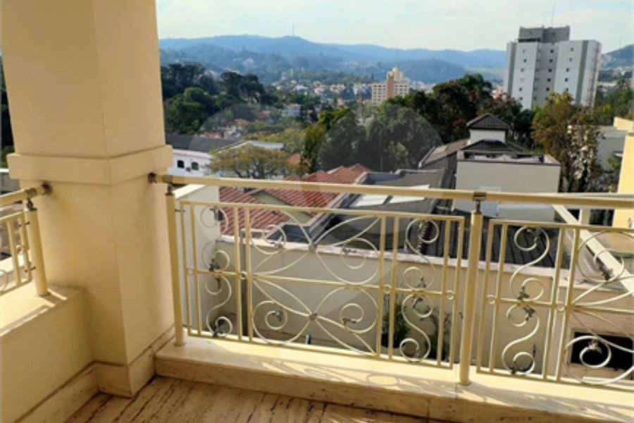 Casa à venda com 4 suítes no condomínio Villaggio Houda, São Paulo - SP