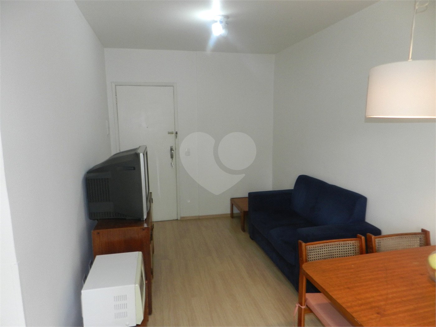 Apartamento mobiliado na Bela Vista de 36m² com 1 vaga de garagem.