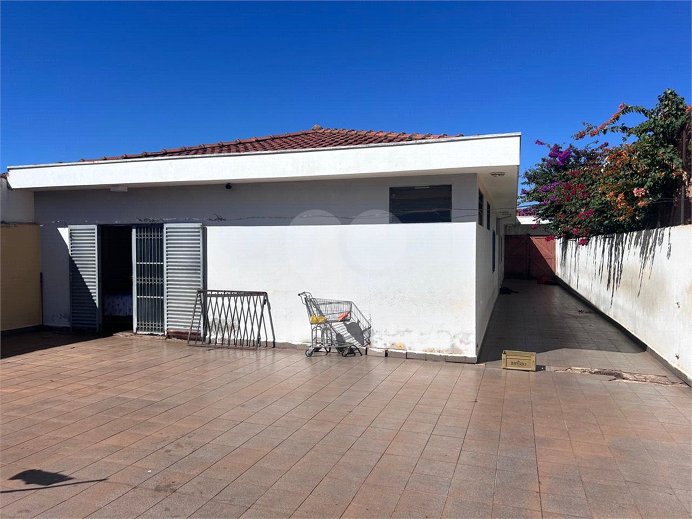 Casa espaçosa e confortável em um bairro tranquilo a venda.