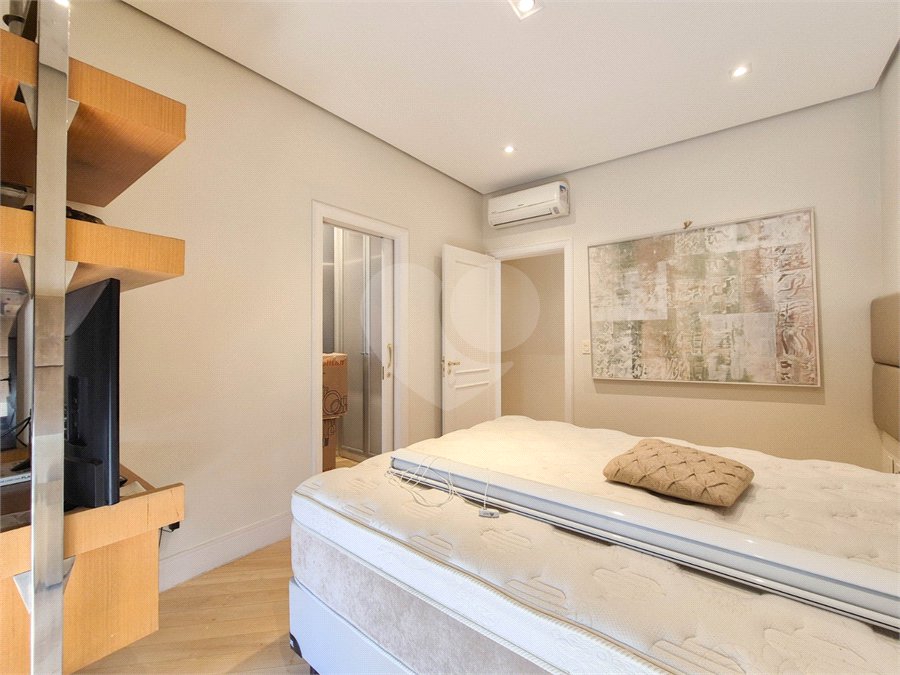 Apartamento à venda ou para alugar com 4 quartos, sendo 3 suítes, em Moema, São Paulo, SP