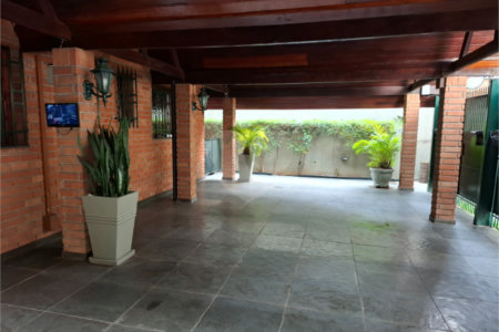 Sobrado à venda com 4 quartos, sendo 2 suítes,  em Jardim Leonor, São Paulo, SP