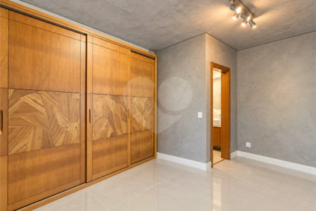 Sobrado geminado com 185 m², 3 suítes, closet, 4 vagas, área gourmet, sótão, energia solar, aquecimento de água e sistema completo de segurança.