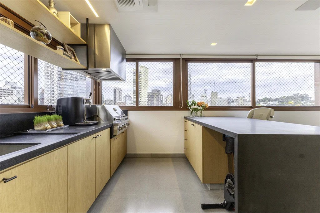 Apartamento à venda com 3 suítes em Jardim das Bandeiras, São Paulo, SP