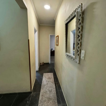 Apartamento com 2 dormitórios e suíte + dependência de serviço completa na Ponta da Praia – Localização privilegiada próximo à Praça Dino Bueno