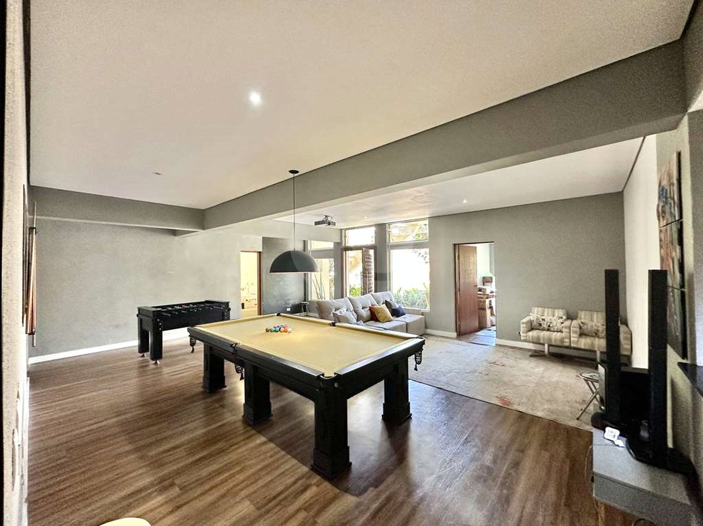 Casa à venda com 4 quartos, sendo 3 suítes, no condomínio Vilarejo, Carapicuíba - SP
