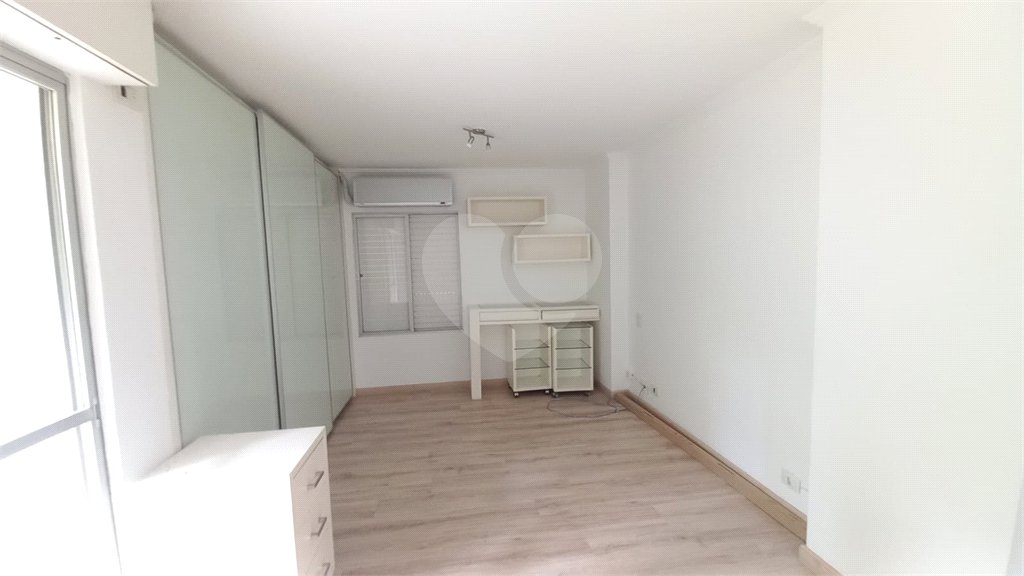 Apartamento à venda com 3 quartos, sendo 1 suíte,  em Vila Andrade, São Paulo, SP