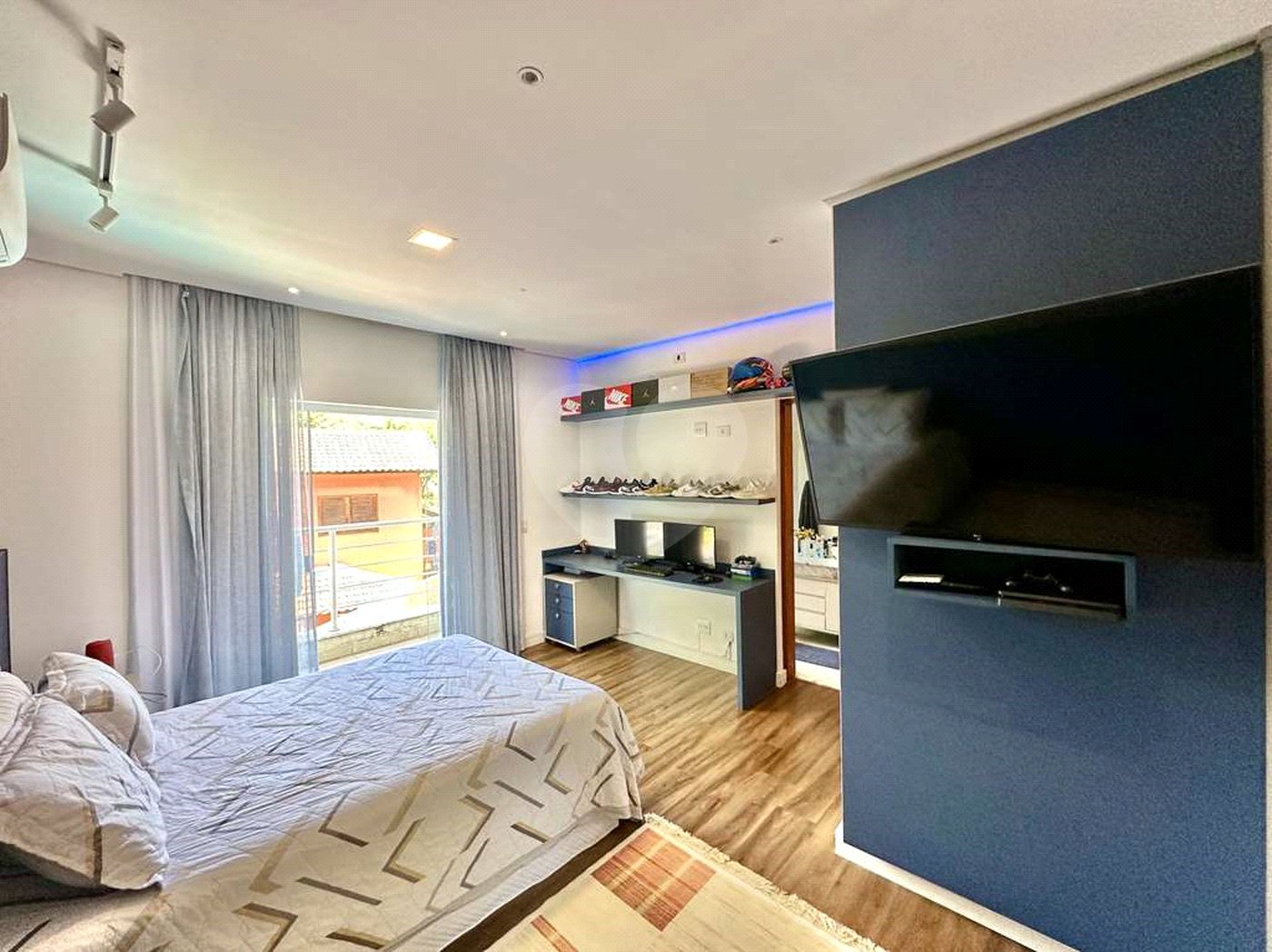 Casa à venda com 4 quartos, sendo 3 suítes, no condomínio Vilarejo, Carapicuíba - SP