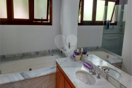 Casa à venda com 4 quartos, sendo 2 suítes,  no condomínio Ypê Branco I, São Paulo - SP