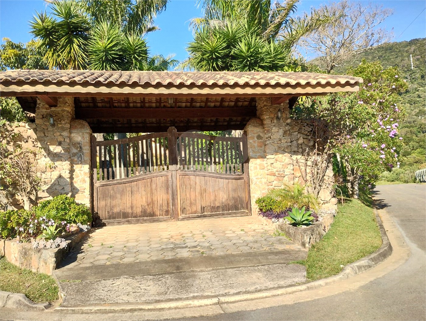 Chácara à venda com 4 quartos, sendo 1 suíte, em Bairro dos Pires, Extrema, MG