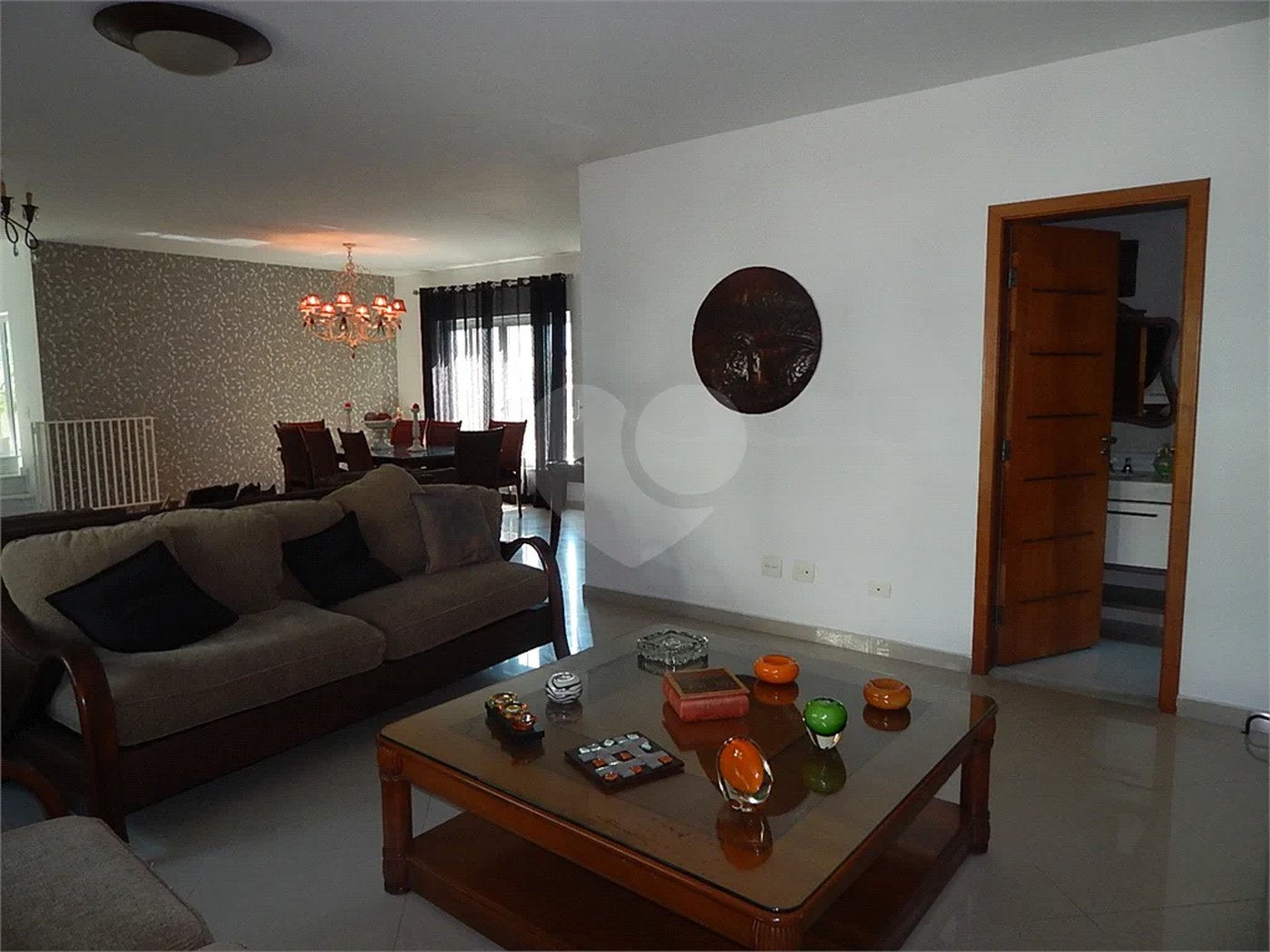 Casa em condomínio fechado no Jardim Floresta, 3 suítes, área gourmet, piscina, 4 vagas.