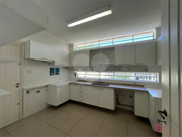 Sobrado à venda ou para alugar com 4 quartos, sendo 1 suíte,  em Santo Amaro, São Paulo, SP