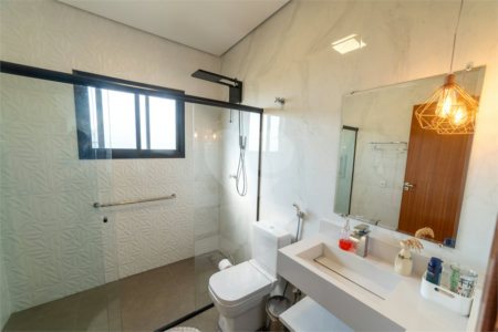 Casa à venda com 4 quartos, sendo 1 suíte, no condomínio Residencial Pinheiros do Lago, Alambari - SP