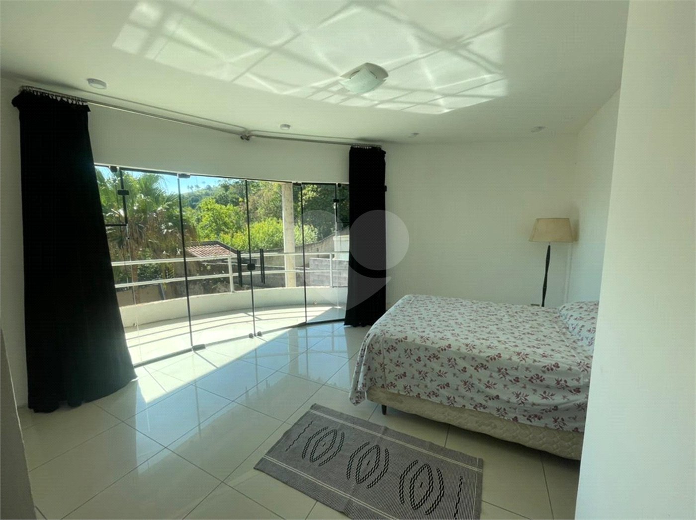 Casa à venda com 5 quartos, sendo 3 suítes,  no condomínio Flamboyant, Atibaia - SP