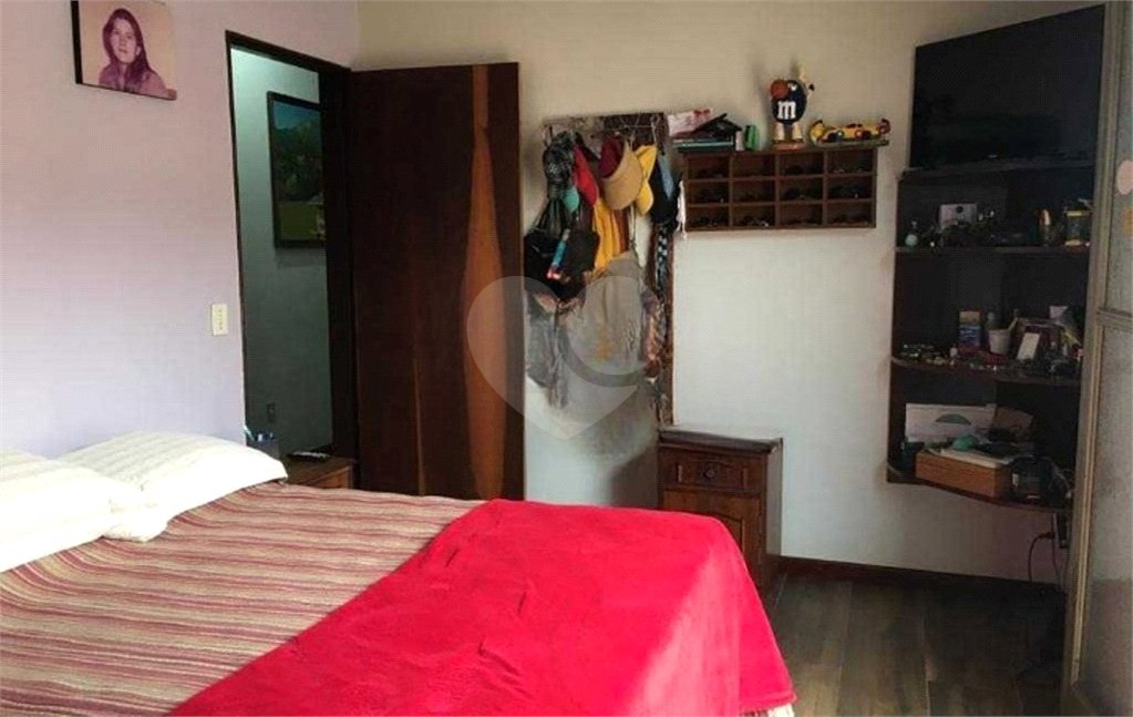 Casa térrea com 3 dormitórios, sendo 2 suítes.