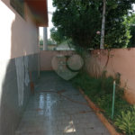 Linda casa no centro com 3 quartos.