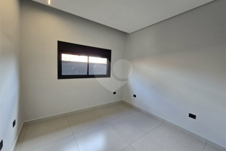 Maravilhosa Casa térrea em condomínio fechado no Portal Lamis, com 3 suítes, piscina privativa e persianas elétricas em excelente condomínio com salão de festas, piscina, quadras de tênis, beach tênis e campo de futebol. Vista cinematográfica da Pedra Grande.