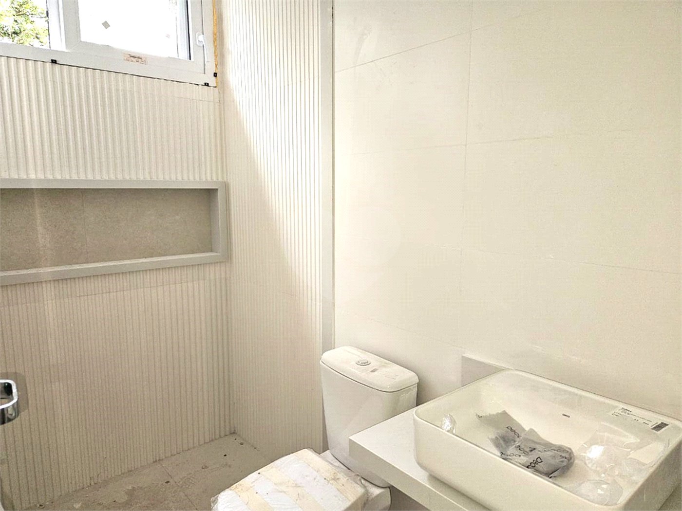 Casa à venda com 4 suítes no condomínio Venezia, São Paulo - SP