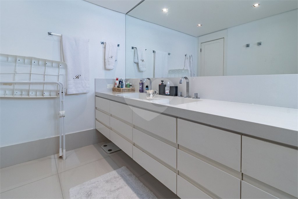 Apartamento à venda com 4 quartos, sendo 3 suítes, em Santa Cecília, São Paulo, SP