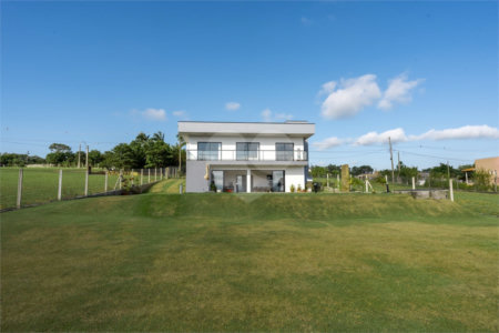 Casa à venda com 4 quartos, sendo 1 suíte, no condomínio Residencial Pinheiros do Lago, Alambari - SP