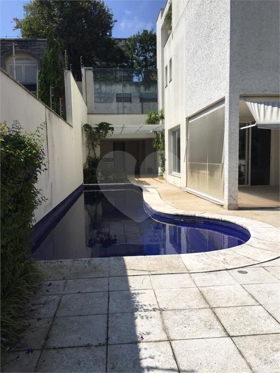 Sobrado à venda ou para alugar com 7 quartos, sendo 4 suítes,  em Cidade Jardim, São Paulo, SP