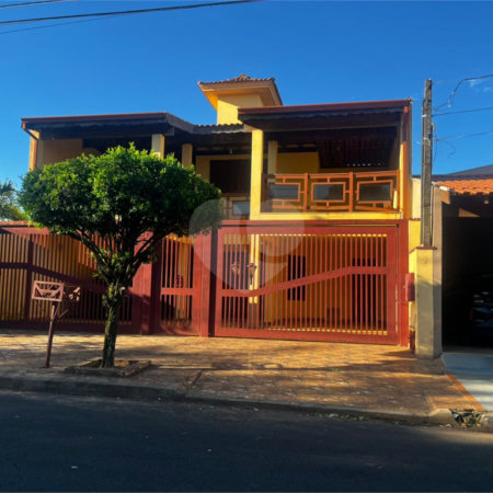 Casa à Venda na Rua Principal do Parque Fehr com Aquecedor Solar